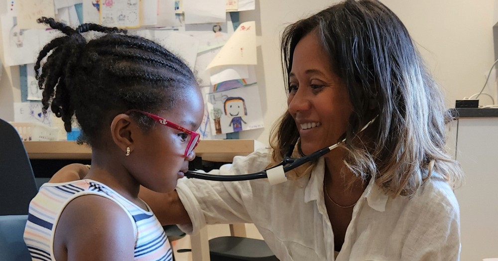 Photo prise lors de la pratique de Pre Yanouchka Labrousse au Centre de p&eacute;diatrie sociale de l'Envol, qui illustre l'importance que peut avoir l'interaction d'une enfant avec un m&eacute;decin &agrave; qui elle peut s'identifier.