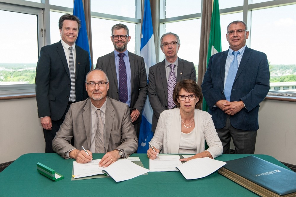 Jean-Paul Mizzi, directeur g&eacute;n&eacute;ral adjoint de l&rsquo;IFSTTAR et Luce Samoisette, rectrice de l&rsquo;UdeS, posent en compagnie de Patrik Doucet, doyen de la Facult&eacute; de g&eacute;nie, Nicolas Chibaeff, consul g&eacute;n&eacute;ral de France &agrave; Qu&eacute;bec, ainsi que les codirecteurs du LIA-&Eacute;comat,&nbsp;Lo&iuml;c Divet (IFSTTAR) et Arezki Tagnit-Hamou (UdeS).