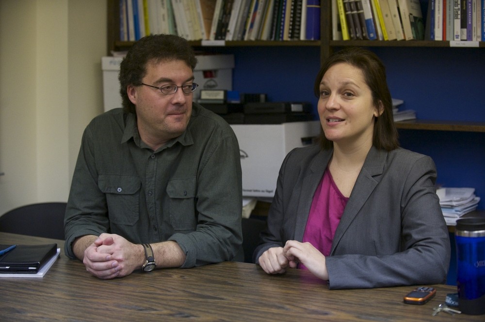 Claude G&eacute;linas, anthropologue et professeur au D&eacute;partement de philosophie et d&rsquo;&eacute;thique appliqu&eacute;e, et Vicky Chainey, avocate et charg&eacute;e de cours &agrave; forfait &agrave; l&rsquo;&Eacute;cole de politique appliqu&eacute;e.