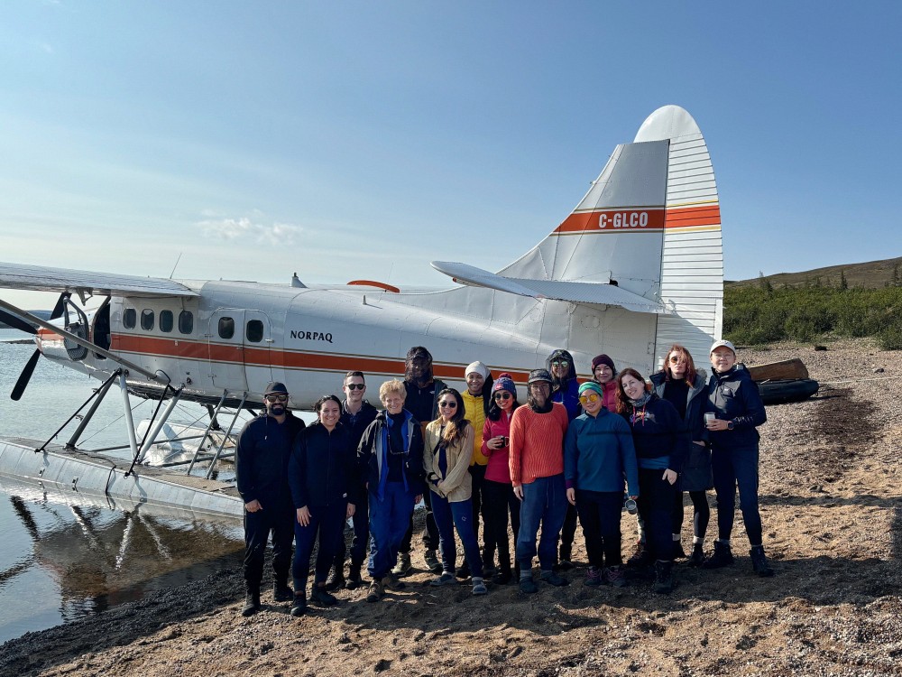 Marie-Mich&egrave;le Brossard a pu vivre une exp&eacute;rience d'immersion dans la culture innue dans le cadre du programme de leadership de la Fondation Pierre Elliott Trudeau. Les voici au bord de la rivi&egrave;re George au nord du 56e parall&egrave;le.