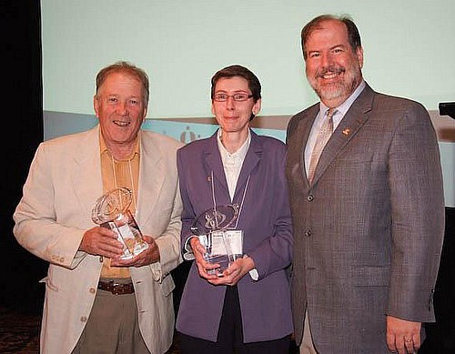 Deux des récipiendaires du Prix scientifique 2009, Bernard Tétreau et Marcelle Gingras, reçoivent leur prix des mains de Laurent Matte, président de l'Ordre au secteur orientation.