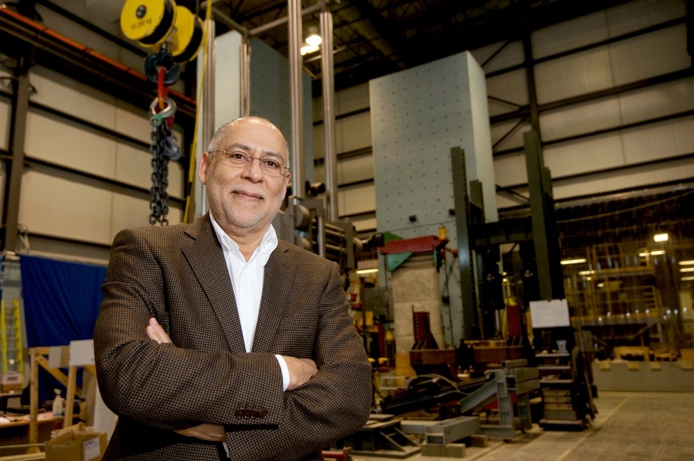 Le professeur Patrick Paultre dans son environnement de travail : le laboratoire de structures