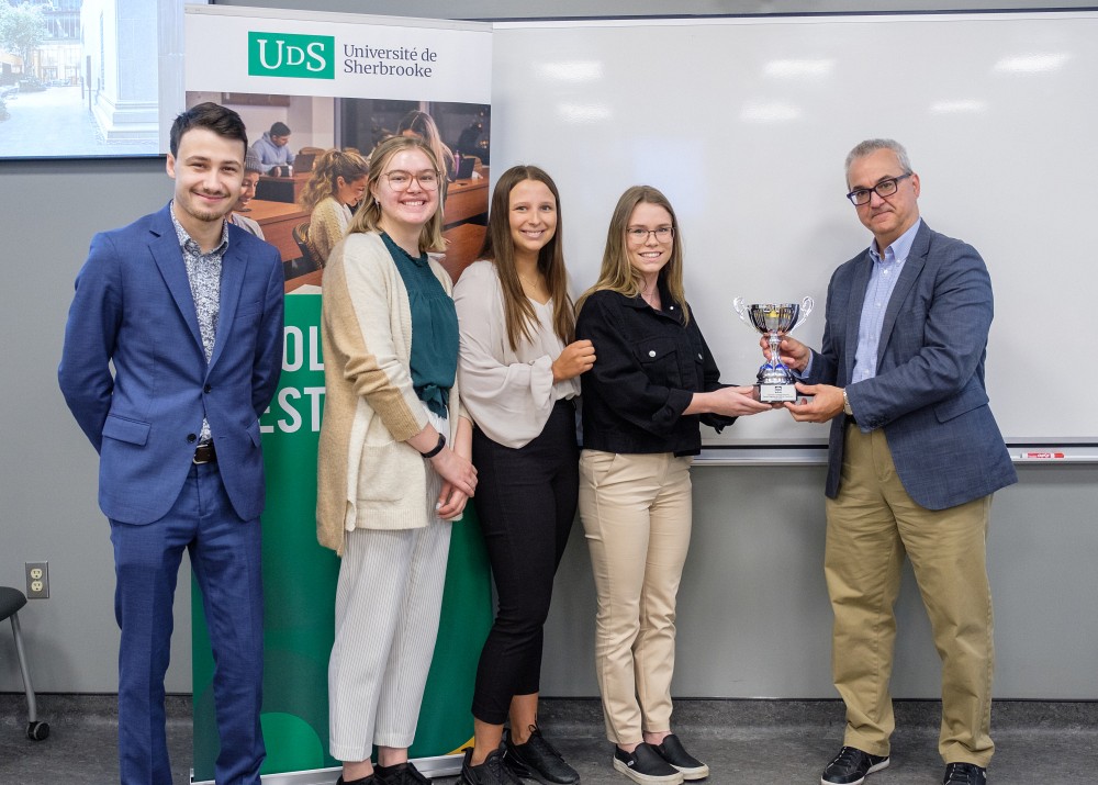 Dans l&rsquo;ordre, Fran&ccedil;ois-Olivier Parent, Maude Ouellet, Mary-Lee Courtois, Alexandra Lareau et Mario Lefebvre, conf&eacute;rencier de la Banque du Canada.Photo :&nbsp;Michel Caron - UdeS
