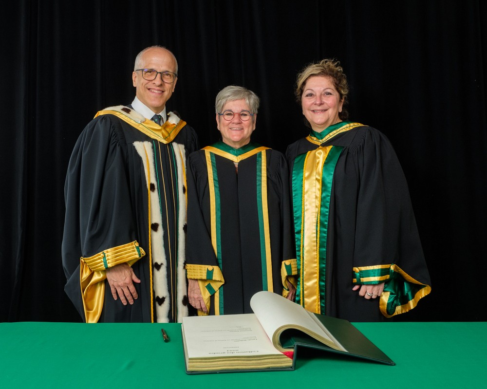 De gauche &agrave; droite : Pr Pierre Cossette, recteur de l'UdeS, Pre&nbsp;Suzanne Garon, Pre Anick Lessard, doyenne de la Facult&eacute; des lettres et sciences humaines.