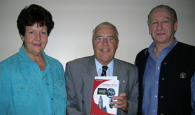 Joanne Sarrasin, doyenne de la FEPS de 1994 à 1998, Gilles Houde et Roger Boileau, des Éditions Dépul 