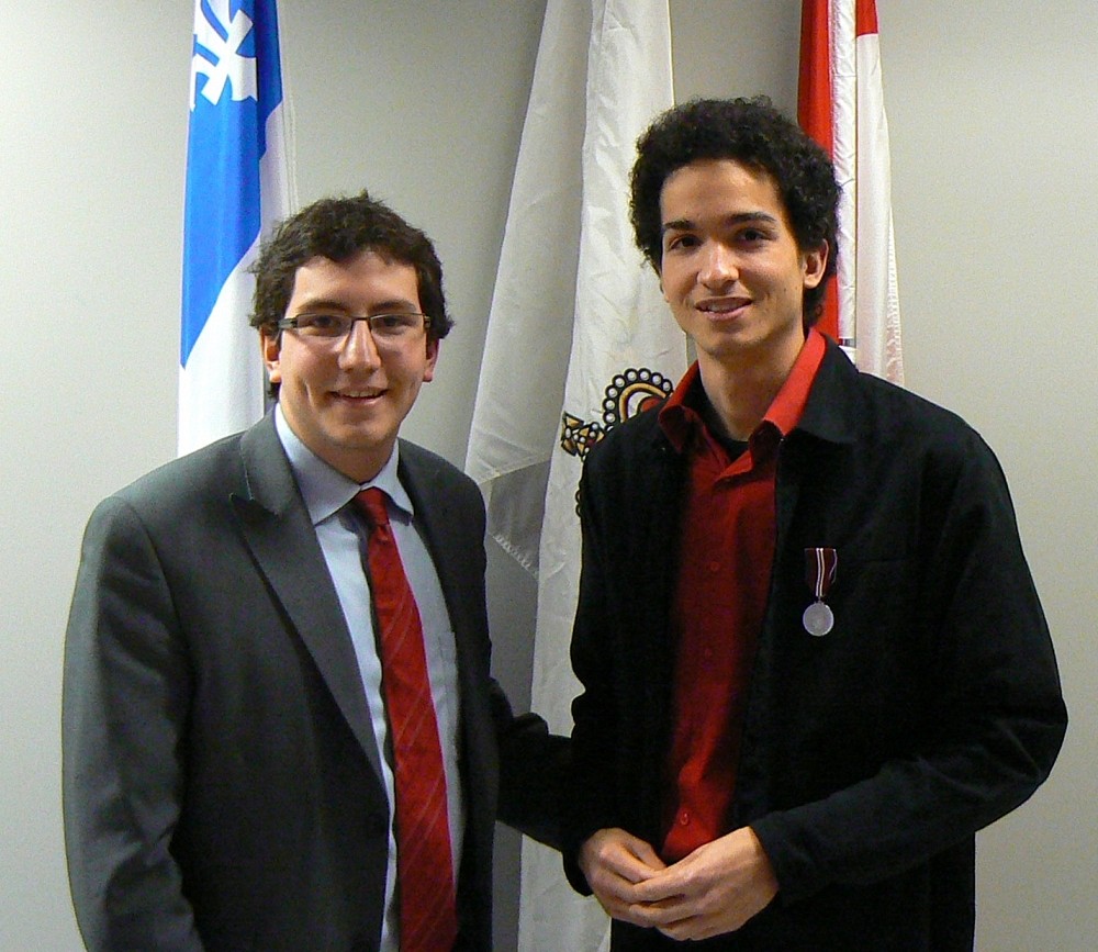 Pierre-Luc Dusseault, d&eacute;put&eacute; f&eacute;d&eacute;ral de Sherbrooke, et le r&eacute;cipiendaire Adinson Brown.