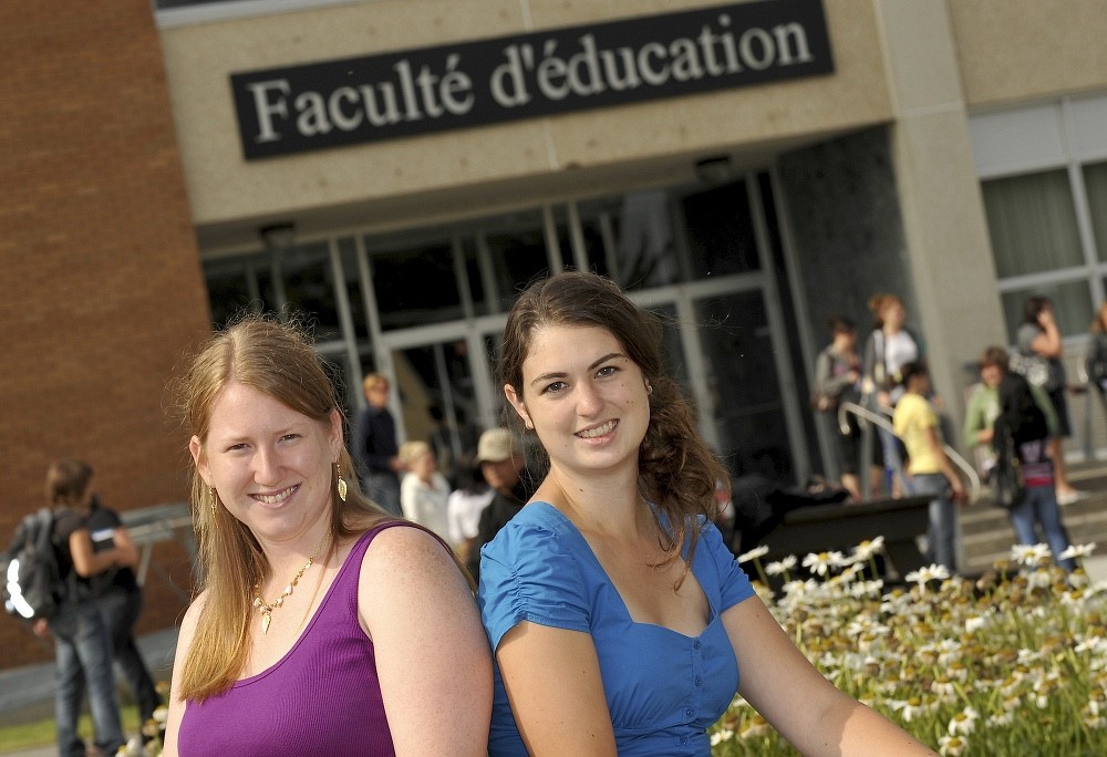 Karine B&eacute;nard et Catherine Quirion, &eacute;tudiantes au baccalaur&eacute;at en enseignement au secondaire, profil fran&ccedil;ais langue d&rsquo;enseignement.