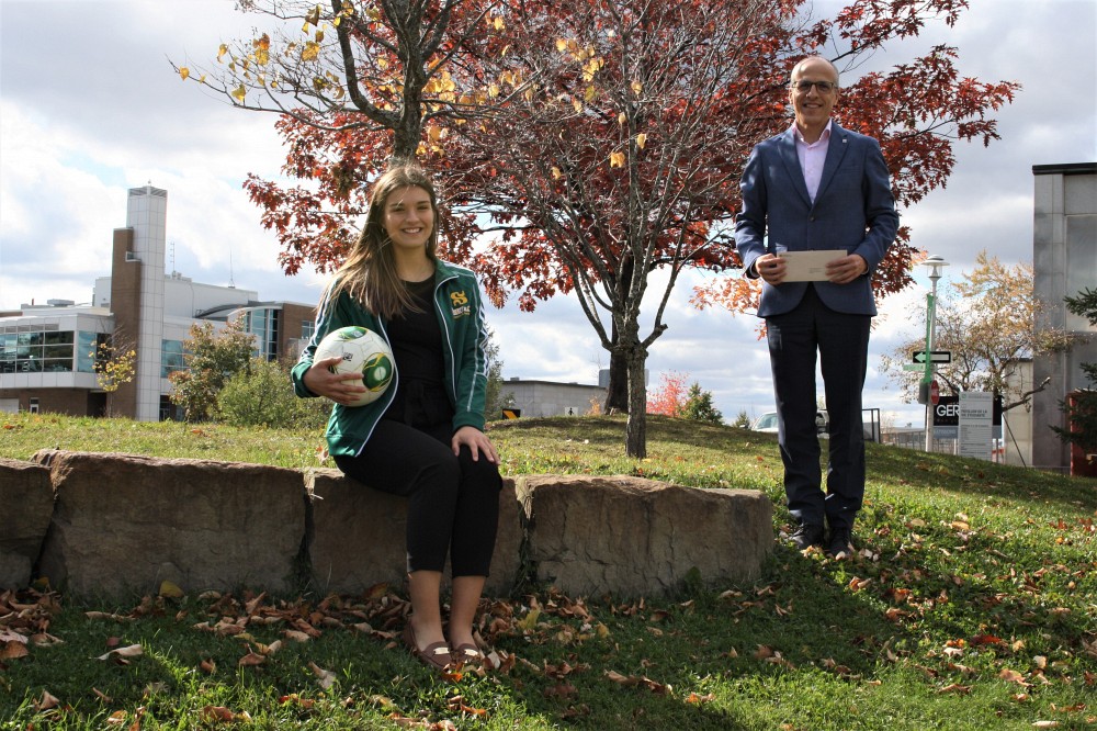 Ad&egrave;le Boudreau et le recteur Pierre Cossette.