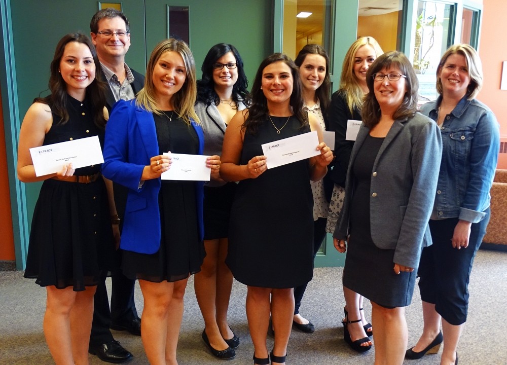 St&eacute;phane Goyette, charg&eacute; de cours ainsi que les six r&eacute;cipiendaires en compagnie de Caroline Boivin, directrice du D&eacute;partement de marketing et Sophie Hall&eacute;, directrice de recherche chez Extract Marketing.