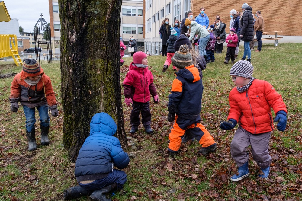 Pour le lancement de la Chaire de recherche sur l'&eacute;ducation en plein air, les enfants du centre d'&eacute;ducation pr&eacute;scolaire Brin d'univers participaient &agrave; une activit&eacute; p&eacute;dagogique &agrave; l'ext&eacute;rieur.
