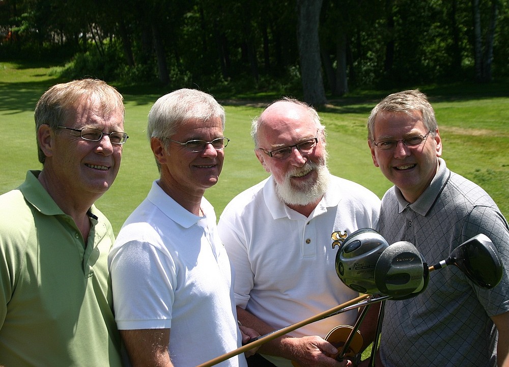 Richard Lacroix, vice-pr&eacute;sident ex&eacute;cutif des Cantons-de-l'Est chez Desjardins, Denis Par&eacute;, pr&eacute;sident d'honneur du tournoi et pr&eacute;sident du conseil des repr&eacute;sentants des Caisses populaires des Cantons-de-l'Est, David Farrar, pr&eacute;sident de la Fondation Athl&eacute;tas, et Maurice Cloutier, r&eacute;dacteur en chef du quotidien La&nbsp;Tribune, formaient le quatuor d'honneur du tournoi.