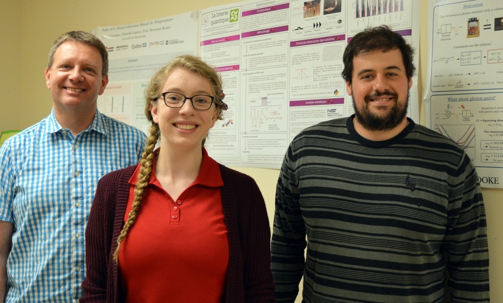 Pr Bertrand Reulet, Marianne Drolet-S&eacute;n&eacute;chal et&nbsp;Jean-Olivier Simoneau, devant l'affiche pr&eacute;sent&eacute;e par Marianne &agrave; l'Expo-sciences pancanadienne.