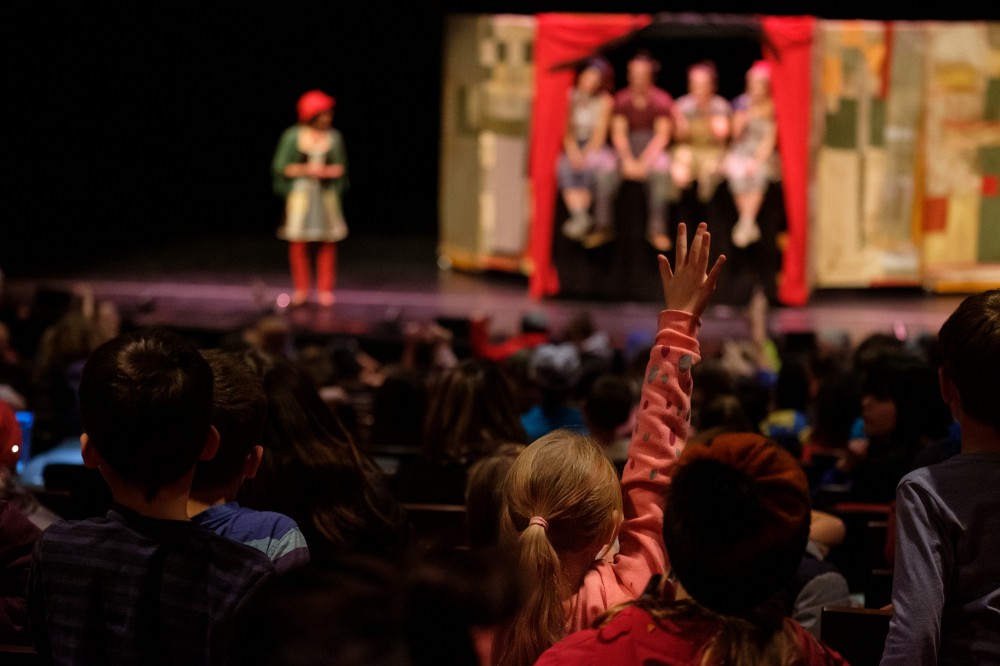 Quel que soit le domaine, la recherche universitaire g&eacute;n&egrave;re des retomb&eacute;es positives dans la soci&eacute;t&eacute;. Annuellement, l'UdeS souligne le travail de ses chercheuses et chercheurs d'exception en remettant des prix institutionnels.