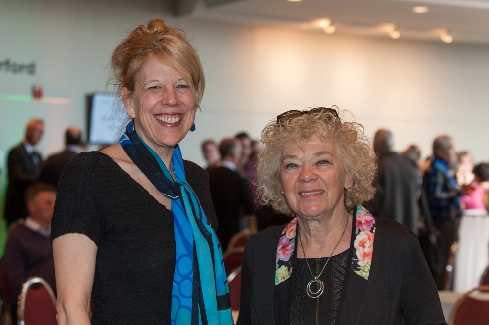 Christine Hudon, doyenne de la Facult&eacute; des lettres et sciences humaines avec H&eacute;l&egrave;ne Cajolet, professeure associ&eacute;e.