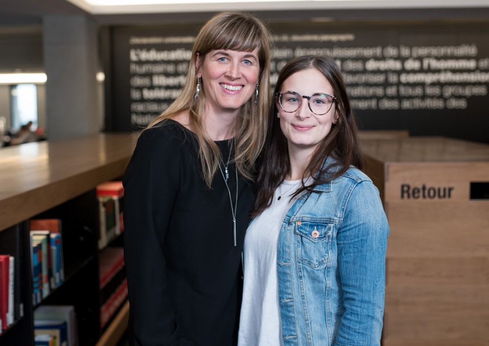 Pre Isabelle Dionne, porte-parole du programme Parents Biblioth&egrave;ques, et sa fille Aude, &eacute;tudiante &agrave; la Facult&eacute; d'&eacute;ducationPhoto : UdeS - Michel Caron