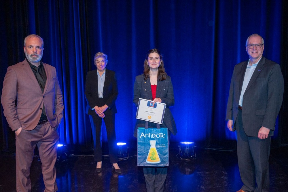 Le 2e prix (3 000 $), parrain&eacute; par le Secr&eacute;tariat &agrave; la promotion et &agrave; la valorisation de la langue fran&ccedil;aise, a &eacute;t&eacute; remis &agrave; Ema Holgado, de l&rsquo;Universit&eacute; de Sherbrooke, avec l&rsquo;expression &laquo; Dis-moi qui tu hantes, je te dirai qui tu es &raquo;.De gauche &agrave; droite : Guillaume Savard, directeur du Secr&eacute;tariat &agrave; la promotion et &agrave; la valorisation de la langue fran&ccedil;aise ; Monique Cormier, cr&eacute;atrice du concours d&rsquo;&eacute;loquence &laquo;D&eacute;lie ta langue!&raquo; et professeure titulaire au D&eacute;partement de linguistique et de traduction de l&rsquo;Universit&eacute; de Montr&eacute;al; Ema Holgado, laur&eacute;ate (2e prix) et &eacute;tudiante au baccalaur&eacute;at multidisciplinaire de l&rsquo;Universit&eacute; de Sherbrooke; Denis Hamel, membre du jury et vice-pr&eacute;sident aux Politiques de d&eacute;veloppement de la main-d&rsquo;&oelig;uvre au Conseil du patronat du Qu&eacute;bec.