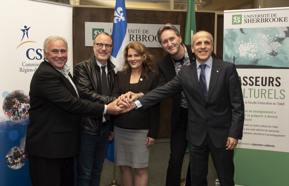Plusieurs acteurs du milieu de la culture et de l&rsquo;&eacute;ducation &eacute;taient r&eacute;unis lors de l&rsquo;annonce officielle du projet de Partenaires culturels. De gauche &agrave; droite&nbsp;: Gilles Normand, pr&eacute;sident de la CSRS, Martin L&eacute;pine, professeur &agrave; la Facult&eacute; d&rsquo;&eacute;ducation, Genevi&egrave;ve H&eacute;bert, d&eacute;put&eacute;e de la circonscription de Saint-Fran&ccedil;ois, Mario Tr&eacute;panier, directeur g&eacute;n&eacute;ral du Centre culturel et professeur Pierre Cossette, recteur de l&rsquo;Universit&eacute; de Sherbrooke.