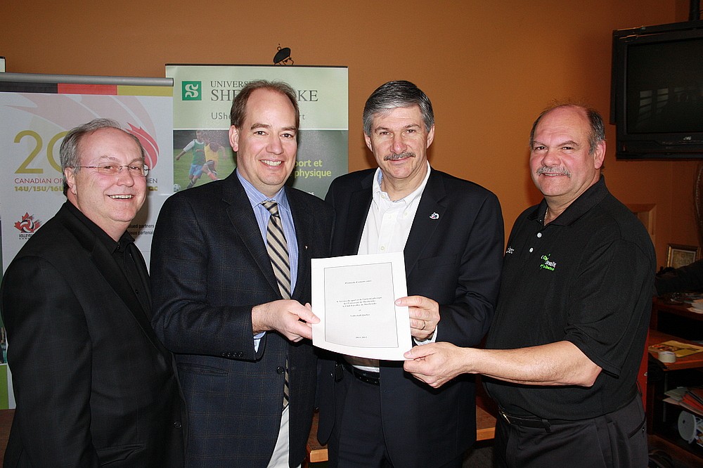 Serge Audet, de la Chambre de commerce de Sherbrooke, Christian Gagnon, du SSAP, Daniel Mainville, de Volleyball Qu&eacute;bec, et Denis Fontaine, du Vert&nbsp;&&nbsp;Or.