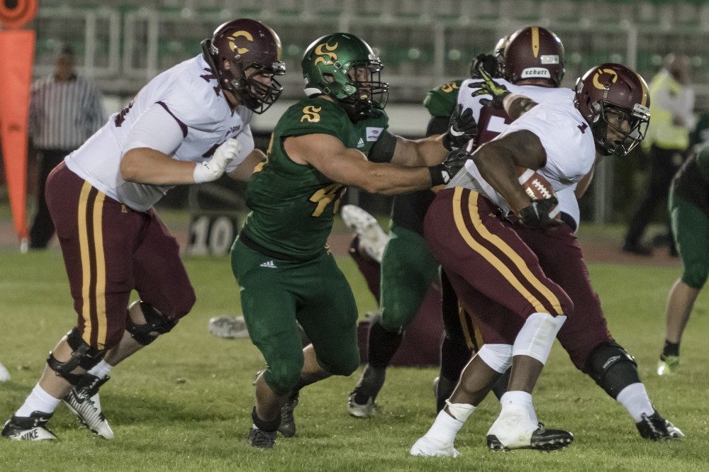 Le porteur de ballon des Stingers de Concordia Jean-Guy Rimpel a donn&eacute; du fil &agrave; retordre &agrave; la d&eacute;fensive du Vert & Or tout le match.