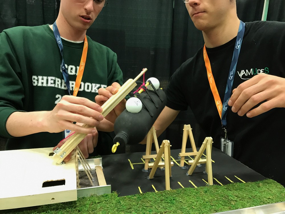 Deux membres de l'&eacute;quipe de conception junior de l'UdeS testant leur v&eacute;hicule.