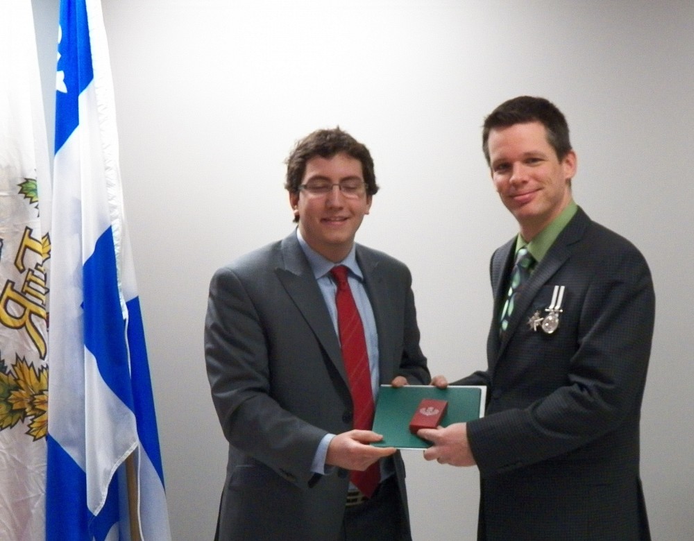 Mario Lambert re&ccedil;oit la m&eacute;daille du jubil&eacute; de diamant de la reine Elizabeth II des mains de Pierre-Luc Dusseault, d&eacute;put&eacute; f&eacute;d&eacute;ral de Sherbrooke.