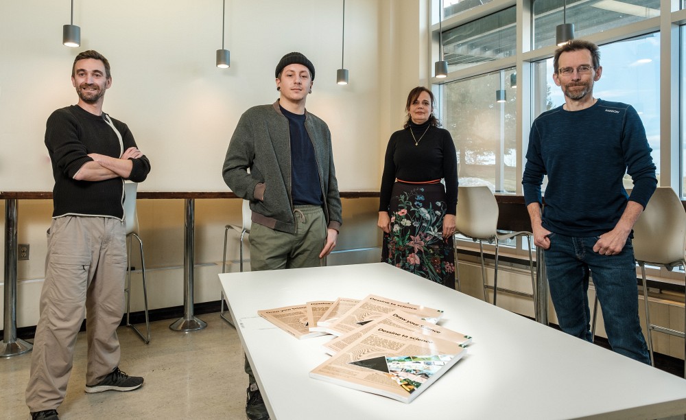 De gauche &agrave; droite : Olivier Robin, professeur &agrave; la Facult&eacute; de g&eacute;nie, enseignant et coconcepteur du cours EFD919 &ndash; Communication scientifique par la bande dessin&eacute;e offert au Centre comp&eacute;tences recherche+; Joey Chamard, &eacute;tudiant &agrave; la ma&icirc;trise en &eacute;cologie microbienne; Nancy Dumais, directrice du Centre comp&eacute;tences recherche+ et Benoit Leblanc, enseignant et coconcepteur du cours EFD919 &ndash; Communication scientifique par la bande dessin&eacute;e.