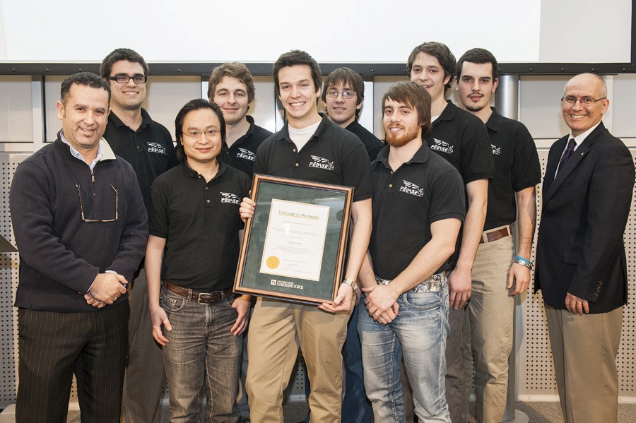 Les membres du projet P&eacute;gase en compagnie du vice-recteur Martin Buteau.