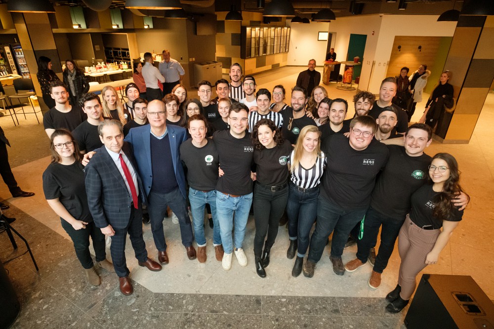 Pr Francois Coderre, doyen et Pr Jean &Eacute;thier, vice doyen aux affaires &eacute;tudiantes, en compagnie des membres du REGS