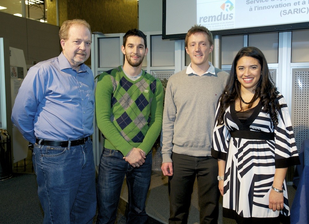 Au centre, les deux gagnants ex&nbsp;aequo de la finale locale&nbsp;: Fabrice Lucien, de la Facult&eacute; de m&eacute;decine et des sciences de la sant&eacute;, et Pascal Newby, de la Facult&eacute; de g&eacute;nie. Ils sont entour&eacute;s de Pierre-Richard Gaudreau, directeur du SARIC, et de Cintia Zelaya, vice-pr&eacute;sidente du REMDUS.