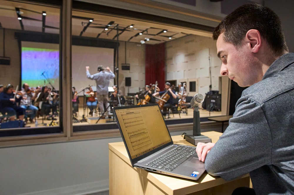 Nicolas Girard lors de l'enregistrement d'une de ses compositions par l'Orchestre symphonique de Sherbrooke.