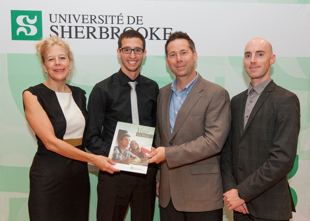 La doyenne de la FLSH, la professeure Christine Hudon,&nbsp;M. Jean-Fran&ccedil;ois Desbiens,&nbsp;pour la Fondation Festival du Lac Massawippi et le professeur Andr&eacute; Cayer, directeur de l'&Eacute;cole de musique ont remis une bourse de 1000 $ &agrave; Jean-Philippe Bilodeau.