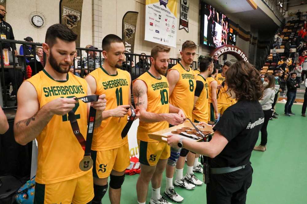 L'&eacute;quipe masculine de volleyball du Vert & Or, lors de la remise des m&eacute;dailles.