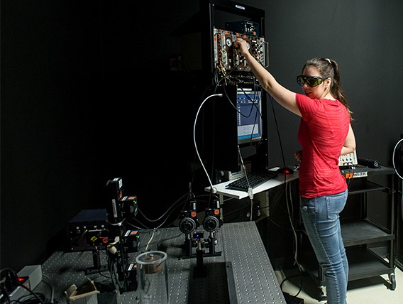 Dans les laboratoires du D&eacute;partement de physique