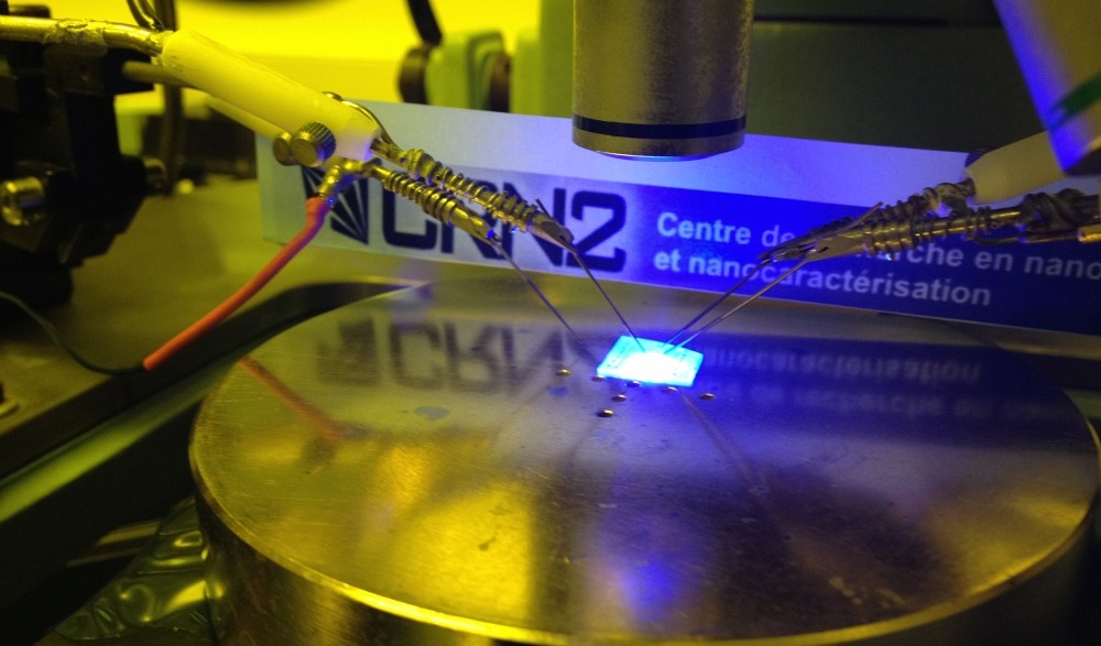 Des chercheurs belges, fran&ccedil;ais et canadiens ont imit&eacute; la structure de l'abdomen des lucioles pour l'appliquer &agrave; une nouvelle couche de semi-conducteurs qui augmente de 55 % l'efficacit&eacute; des diodes &eacute;lectroluminescentes (DEL)