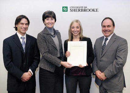 Far&egrave;s Khoury, responsable du microprogramme CGA, Francine Turmel, doyenne de la Facult&eacute; d&rsquo;administration, Julie Marotte, dipl&ocirc;m&eacute;e, et Denis Riendeau, pr&eacute;sident de l&rsquo;Ordre des CGA du Qu&eacute;bec