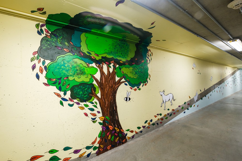 Une partie de l'immense fresque, qui se trouve dans les tunnels menant au pavillon de la Vie &eacute;tudiante.
