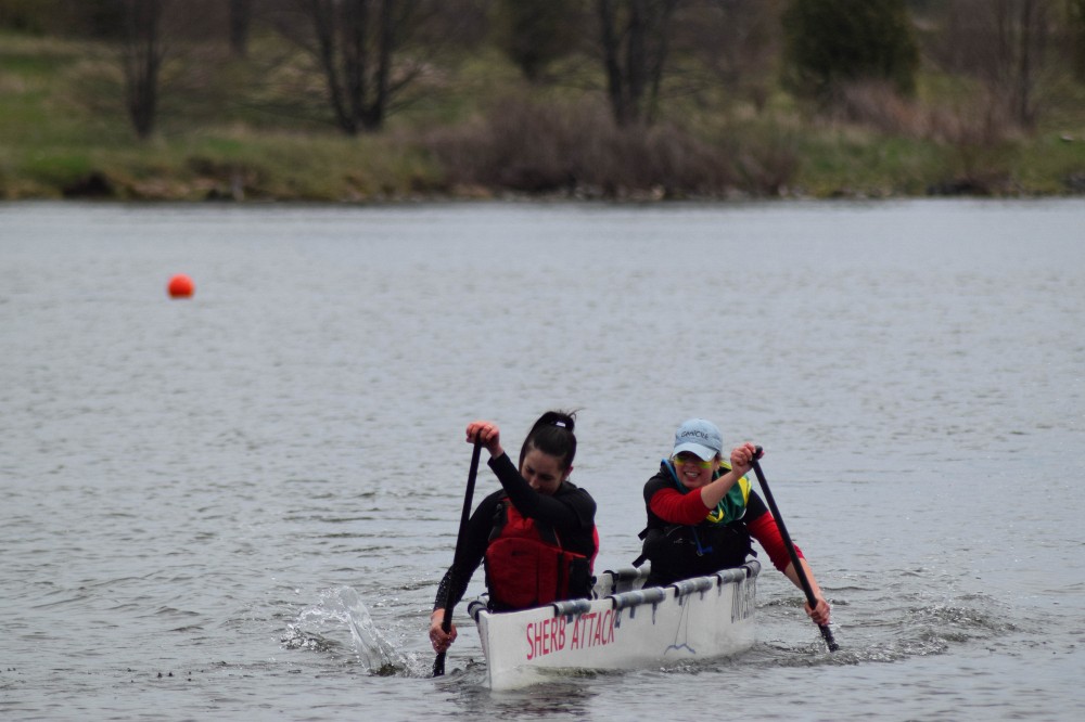 Deux membres de l'&eacute;quipe du cano&euml; de b&eacute;ton de l'UdeS