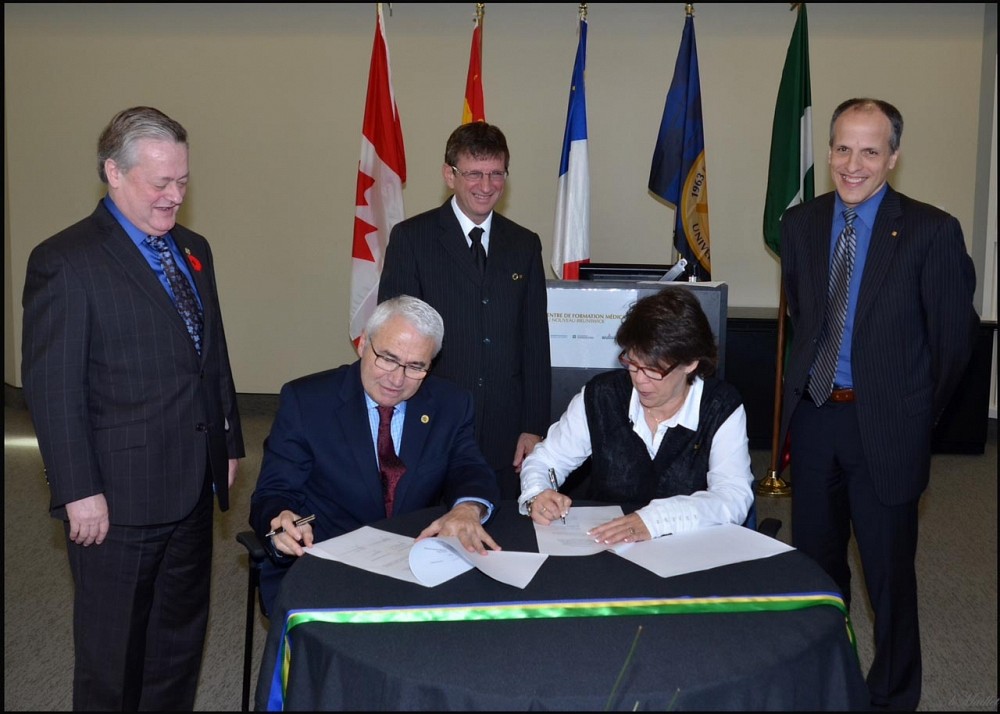 Luce Samoisette, rectrice de l'UdeS, et Raymond Th&eacute;berge, recteur et vice-chancelier de l&rsquo;Universit&eacute; de Moncton, signent l'entente.