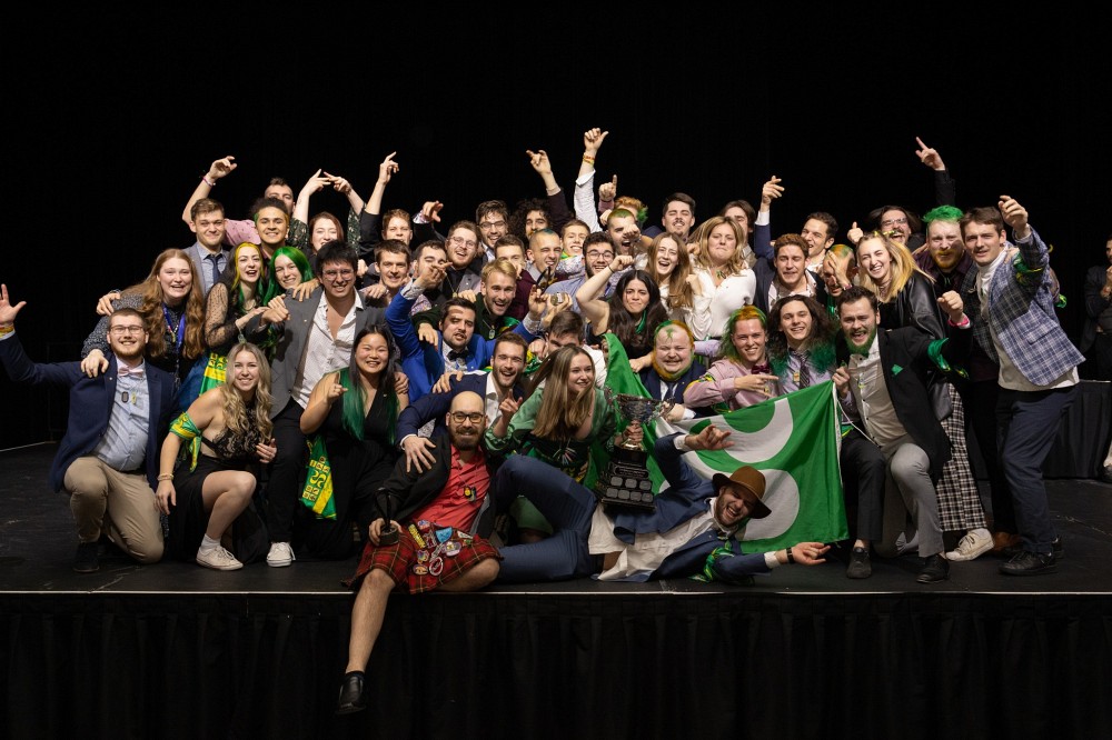 La d&eacute;l&eacute;gation sherbrookoise championne lors des Jeux de g&eacute;nie du Qu&eacute;bec 2023, compos&eacute;e de 46 futures ing&eacute;nieures et futurs ing&eacute;nieurs.