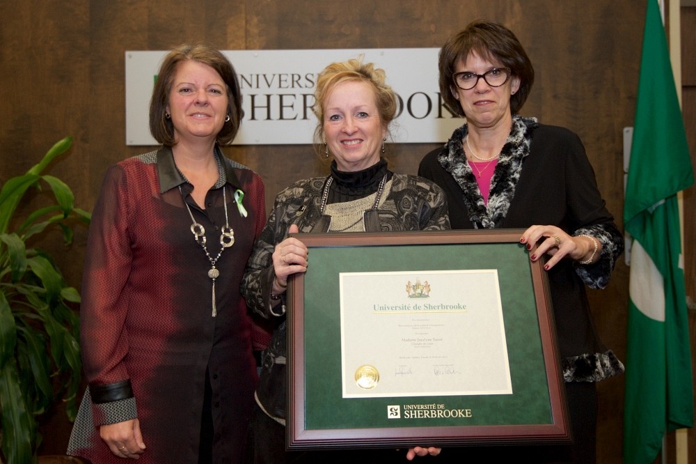 La laur&eacute;ate Jocelyne Sauv&eacute; (au centre), accompagn&eacute;e de la vice-rectrice aux &eacute;tudes de l'UdeS, Pre Lucie Laflamme (&agrave; g.), et de la rectrice Pre Luce Samoisette.