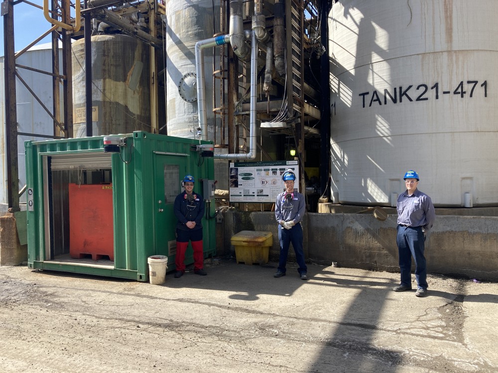 De gauche &agrave; droite : les deux dipl&ocirc;m&eacute;s en g&eacute;nie chimique, Fran&ccedil;ois Cardin et Charles Desroches ainsi que leur coll&egrave;gue, Francis Ferland, op&eacute;rateur aux usines d'acide