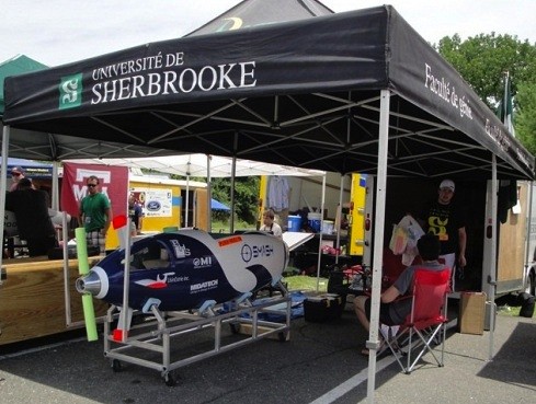 Les &eacute;tudiants de l'UdeS se pr&eacute;parent &agrave; la comp&eacute;tition sous le kiosque de la Facult&eacute; de g&eacute;nie.