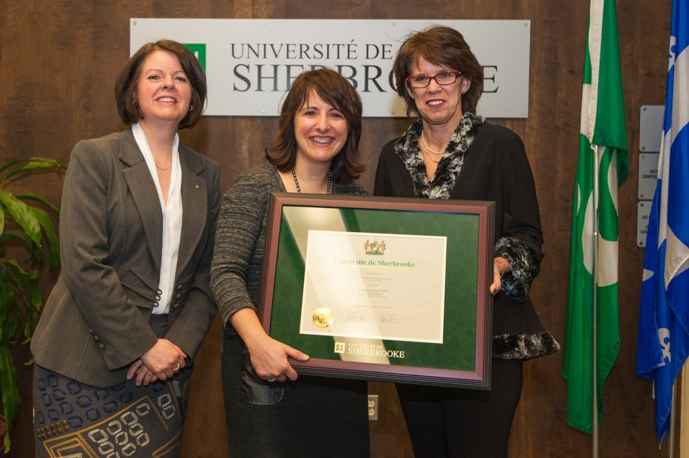 Lyne Cliche, accompagn&eacute;e de la vice-rectrice aux &eacute;tudes Lucie Laflamme et de la rectrice Luce Samoisette.