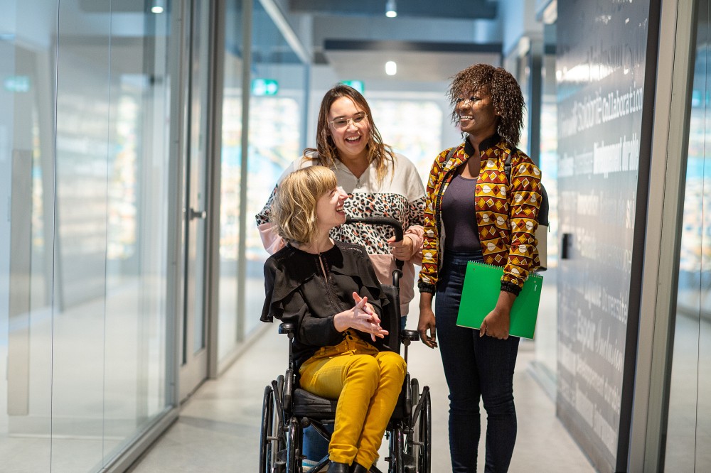 Personnes &eacute;tudiantes profitant des espaces du pavillon de la Vie &eacute;tudiante (E1) au Campus principal.