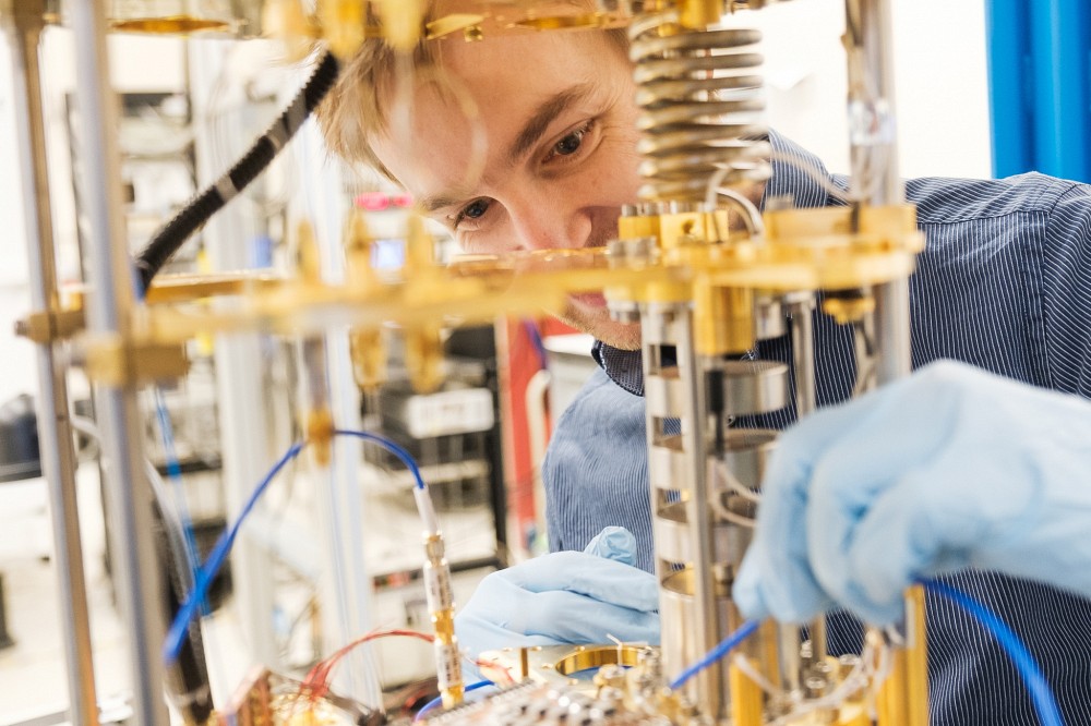 Installation d'un dispositif quantique dans un r&eacute;frig&eacute;rateur &agrave; dilution, dans les locaux de l'Institut quantique.