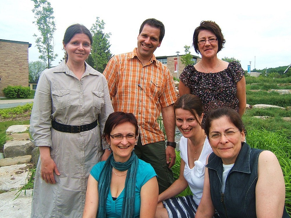 Une premi&egrave;re cohorte de dipl&ocirc;m&eacute;s est issue du microprogramme de 2e cycle en adaptation scolaire et sociale des adultes. Au premier plan&nbsp;: Carine Villemagne, &Egrave;ve-Marie Pouliot et H&eacute;l&egrave;ne Turmel. Au second plan&nbsp;: Isabelle Rioux, Carl Ouellet et Chantal Bellerose.