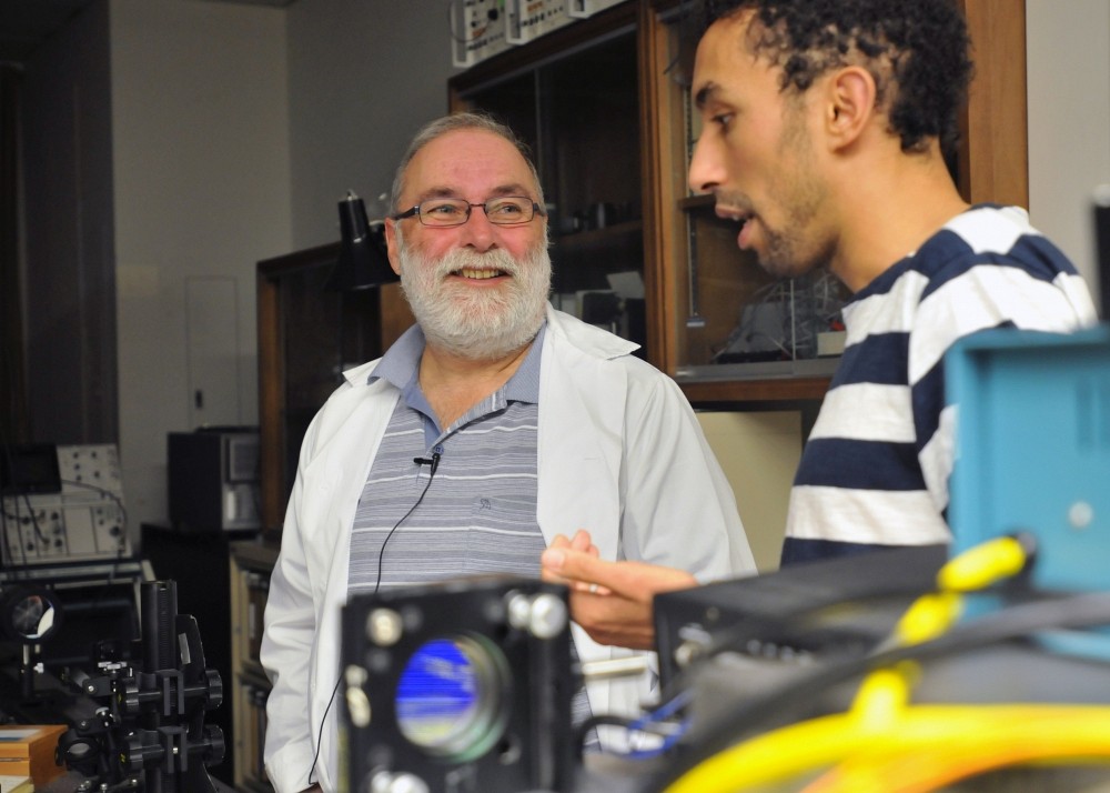 Le professeur Daniel Houde et le doctorant Hakim Belmouaddine dans un laboratoire de la Facult&eacute; de m&eacute;decine et des sciences de la sant&eacute;.