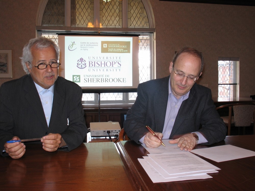 Michel Tousignant, directeur scientifique du Centre de recherche sur le vieillissement du CSSS-IUGS, et Michael Goldbloom, principal et vice-chancelier de l'Universit&eacute; Bishop&rsquo;s. 