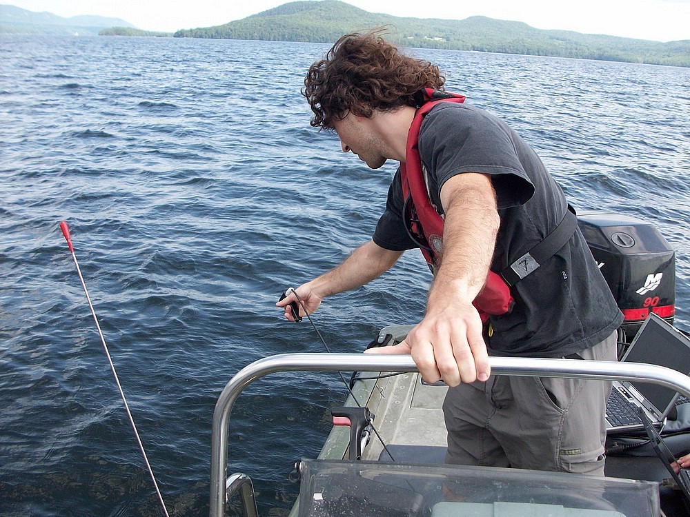 Gabriel Constantin, alors qu'il proc&egrave;de &agrave; la collecte d'&eacute;chantillons sur le terrain; une &eacute;tape pr&eacute;liminaire au d&eacute;veloppement de son algorithme.