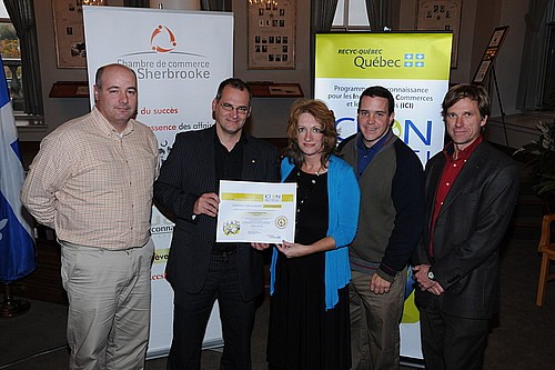 Alain Webster, vice-recteur au d&eacute;veloppement durable et aux relations gouvernementales de l'UdeS, re&ccedil;oit l'attestation Performance de Ginette Bureau, pr&eacute;sidente-directrice g&eacute;n&eacute;rale de Recyc-Qu&eacute;bec, en compagnie de St&eacute;phane Meloche, Patrice Cordeau et Marc Drouin.